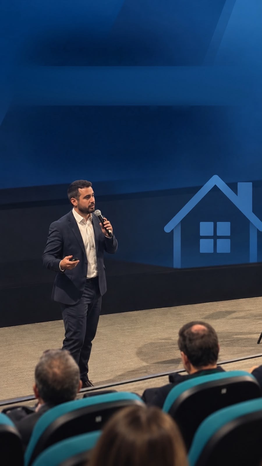 William Frois dando una charla sobre créditos hipotecarios